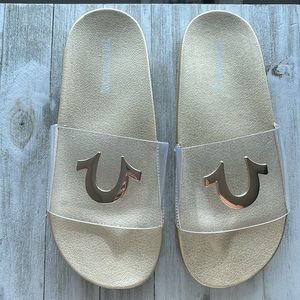 True Religion Elle Slip on Sandal Gold and Clear with horseshoe logo Size 10